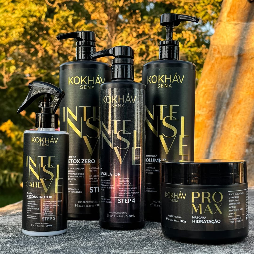 Os cinco produtos da linha Intensive sobre pedra ao ar livre, na luz dourada do fim de tarde: Fluido Reconstrutor, Shampoo Detox Zero, pH Regulator, Tratamento Volume 0 e Máscara Hidratação Pro Max